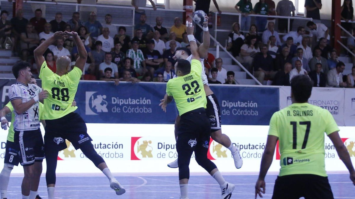 Lance del partido entre el Ángel Ximénez y el BM Proin Sevilla