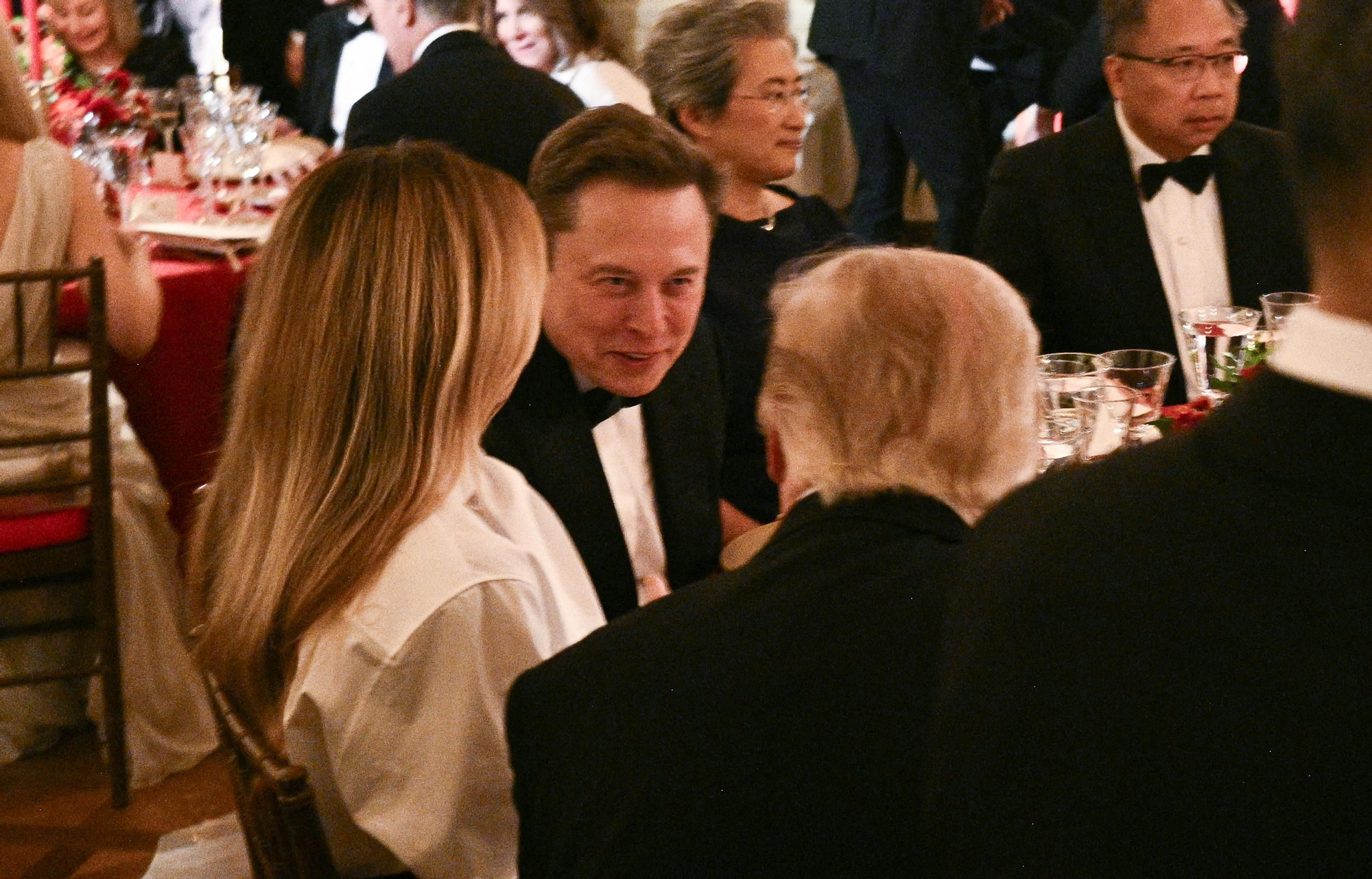 Imagen - El director ejecutivo de Tesla y SpaceX, Elon Musk; Donald Trump; Melania Trump y el CEO de Nvidia, Jensen Huang, en la cena en honor al presidente chino, Xi Jinping, en la Casa Blanca en Washington D. C., el 24 de septiembre de 2026. 