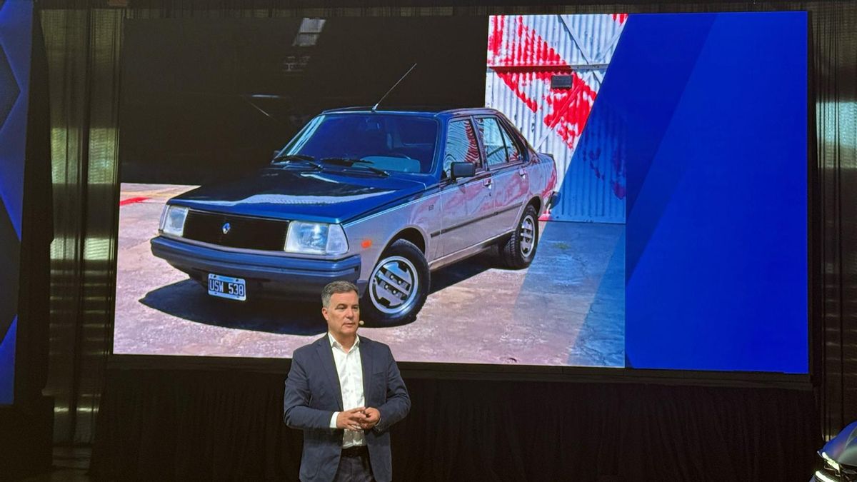 Pablo Sibila con un Renault 18 detrás, evocando tiempos mejores en los que Renault era una marca estatutaria en Argentina.