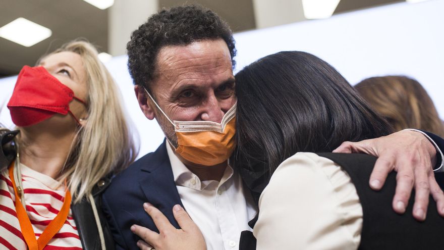 El candidato de Ciudadanos a la Presidencia de la Comunidad de Madrid, Edmundo Bal, abraza a una compañera durante una rueda de prensa tras las votaciones de la jornada electoral.