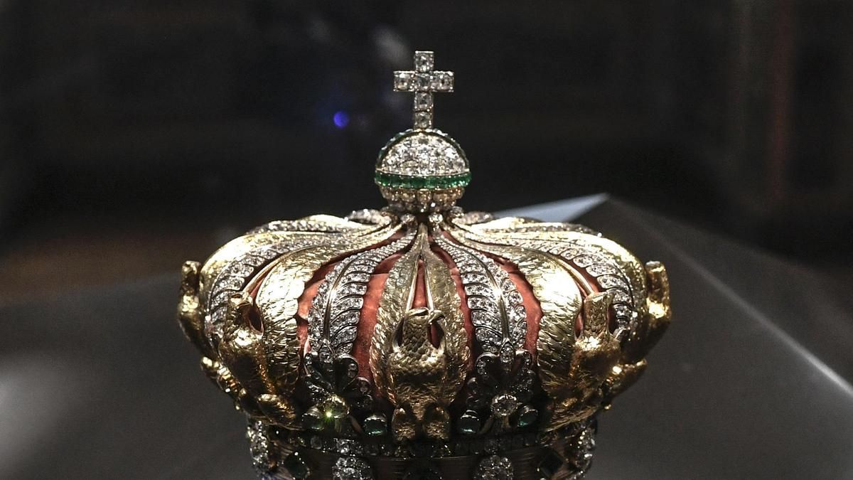 La corona de Eugenia de Montijo, expuesta en el Louvre, en una imagen de archivo