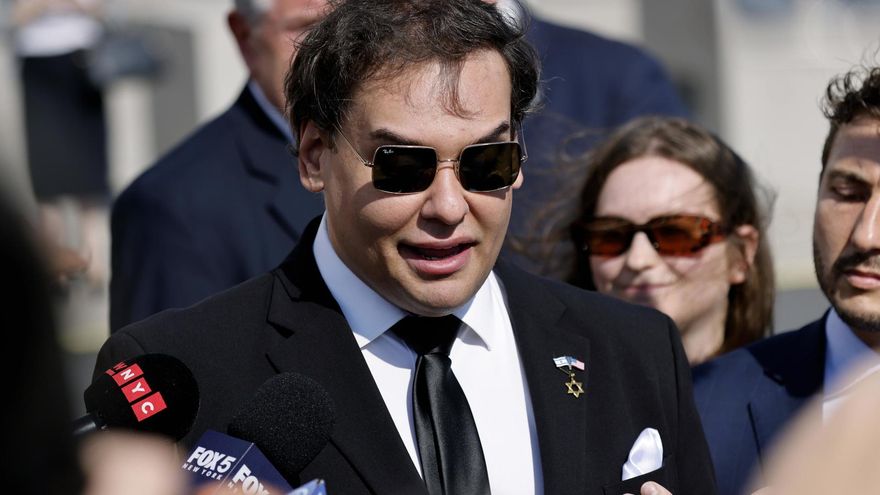 El excongresista republicano George Santos es condenado a siete años de cárcel por fraude y por robar identidades