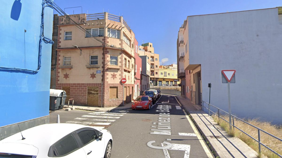 A woman and a child hospitalised after inhaling smoke in a fire in La Laguna
