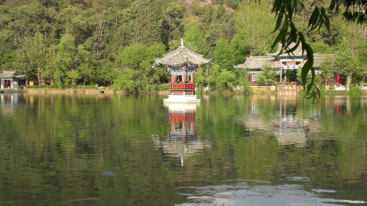 Templete en medio del Estanque del Dragón Negro, el gran área de templos de Lijiang.