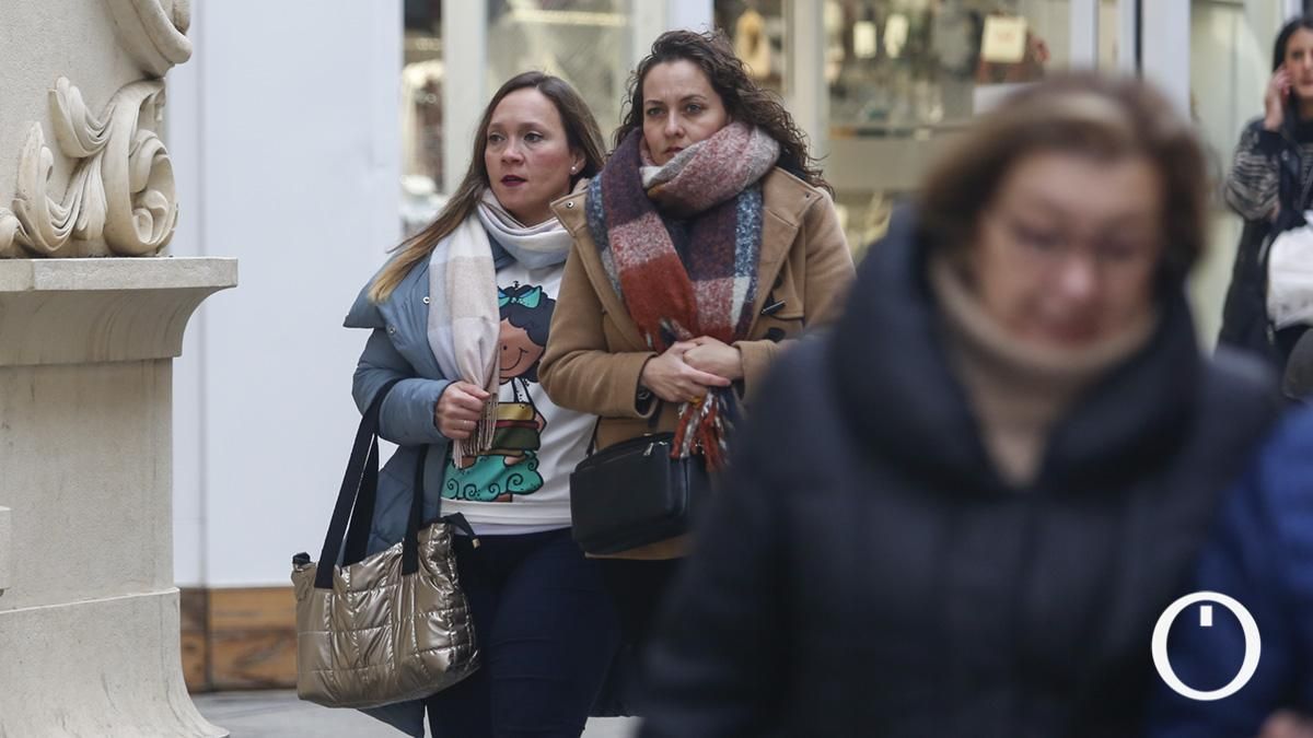 Varias cordobesas pasean por las calles del centro.