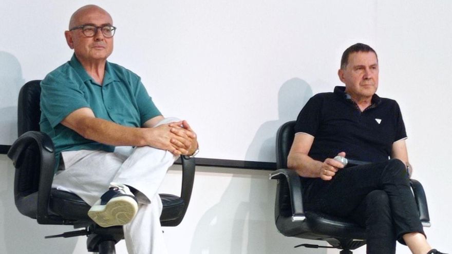 Javier Madrazo junto a Arnado Otegi en el acto en Bilbao.