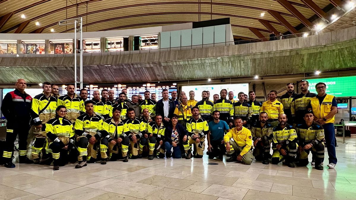Equipo enviado desde Tenerife a Valencia, en el Aeropuerto de Los Rodeos.