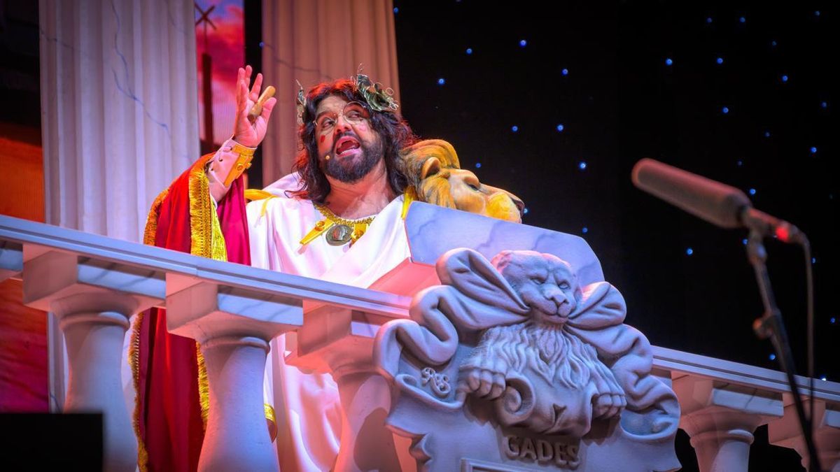 El alegato carnavalero de Manu Sánchez contra la "nostalgia de mentira": "Con Franco no se vivía mejor en ningún caso"