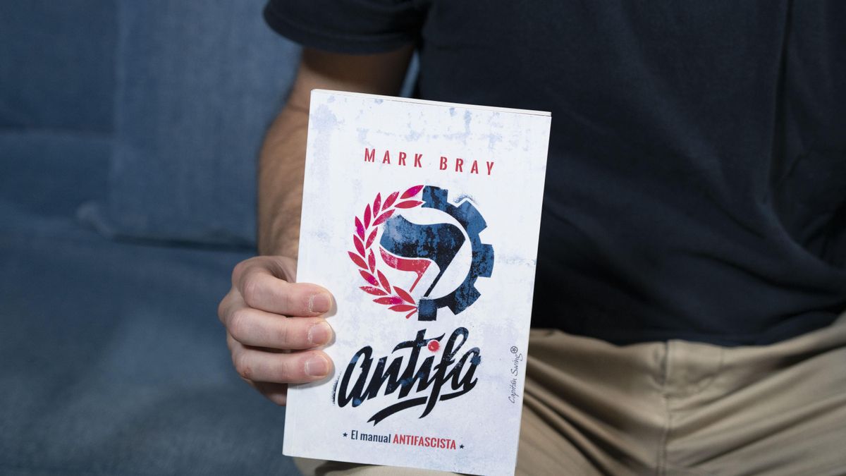 Bray con su libro 'Antifa. El manual antifascista' (Cap. Swing)