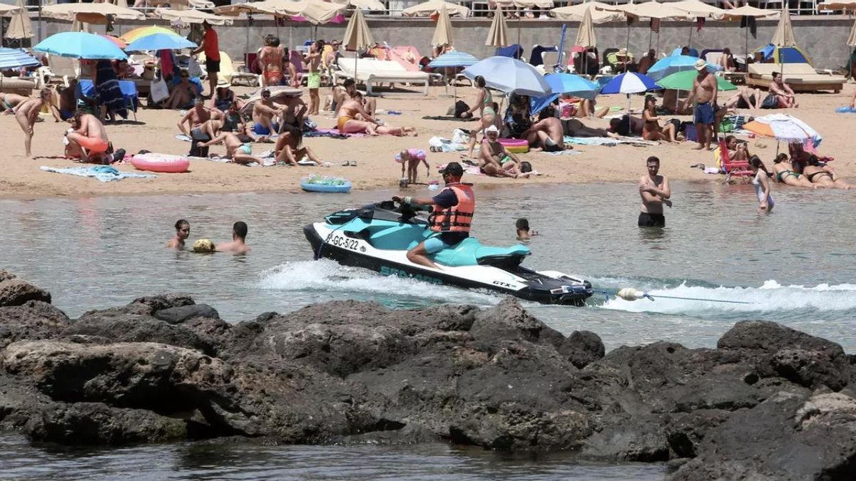 Imagen de archivo de una moto de agua cerca de la orilla en Playa de Mogán, en el sur de Gran Canaria