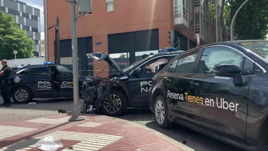 Un accidente múltiple entre un VTC, un turismo y un coche patrulla en la calle Alcalá deja ocho heridos