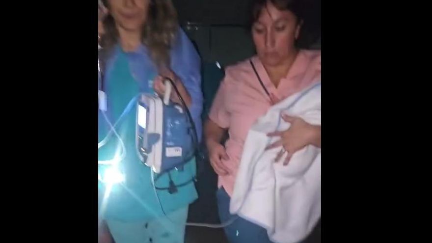 Colapsó la sala de neo en un hospital en Bahía Blanca y evacuaron a los bebés en medio del agua