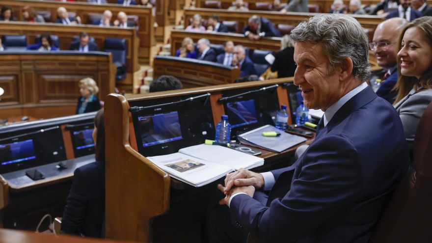 El líder del PP, Alberto Núñez Feijóo, al inicio del pleno que celebra este miércoles el Congreso.