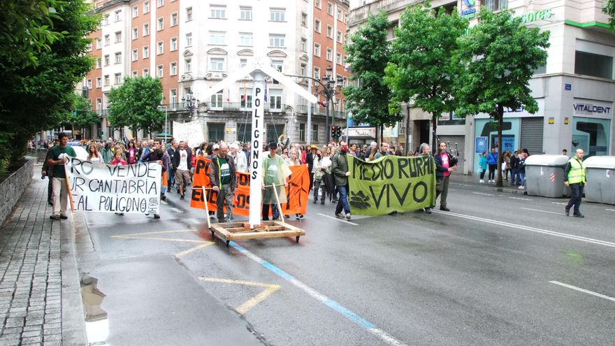 Manifestación contra los eólicos en Santander.