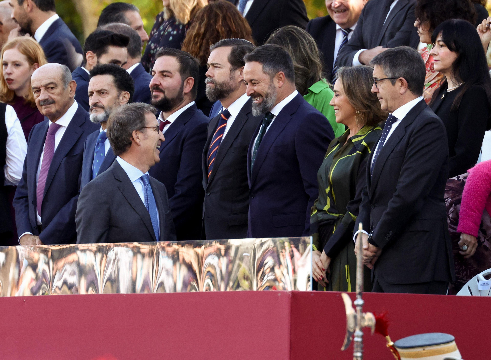 El presidente del PP, Alberto Núñez Feijóo, conversa con el líder de VOX, Santiago Abascal, durante el acto solemne de homenaje a la bandera nacional y desfile militar en el Día de la Hispanidad, a 12 de octubre de 2022, en Madrid (España)