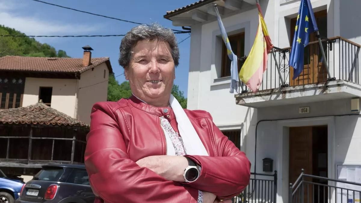 María Díaz Fidalgo, alcaldesa de Yernes y Tameza, delante del ayuntamiento en la localidad de Villabre.