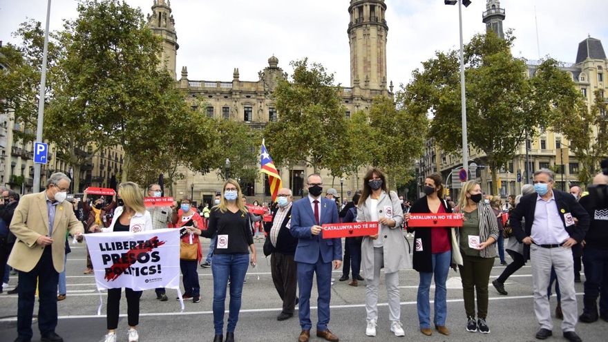 La portavoz de JxCat en el Congreso, Laura Borràs, el vicepresidente primero del Parlament, Josep Costa, y la líder de JxCat en el Ayuntamiento de Barcelona y diputada del Parlament, Elsa Artadi, participan en la protesta contra la visita del Rey