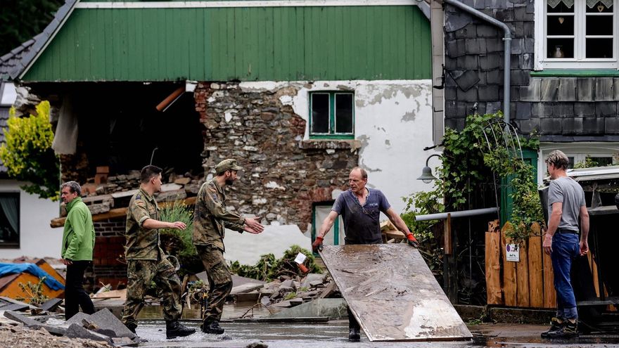 Soldados y residentes en Hagen trabajan tras las inundaciones.