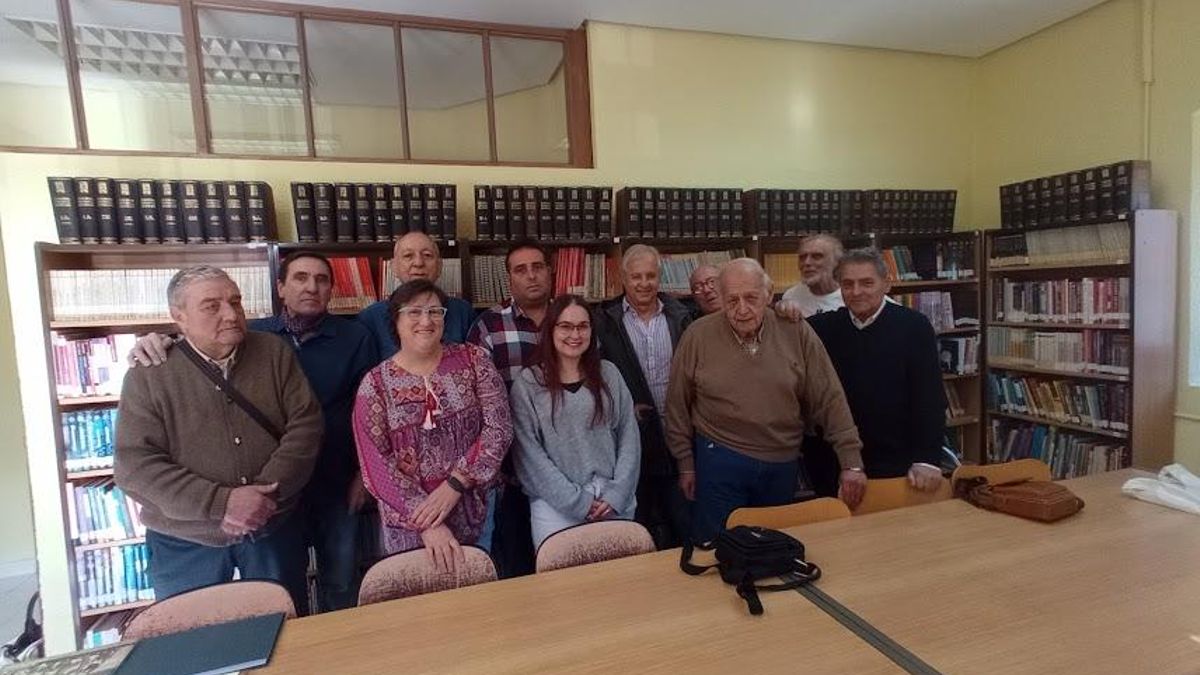 Imaginación y memoria colectiva revolotean en la biblioteca de Caboalles de Abajo.