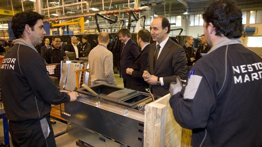 Ignacio Diego y los promotores de Ecomasa-Nestor Martin durante una visita a la fábrica.