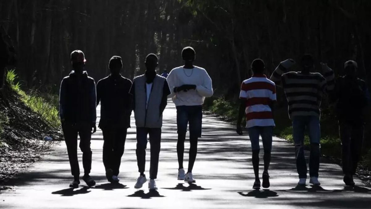 Un grupo de jóvenes llegados a Canarias en cayuco camina por las cercanías del centro de acogida para extranjeros de Las Raíces, en La Laguna EFE