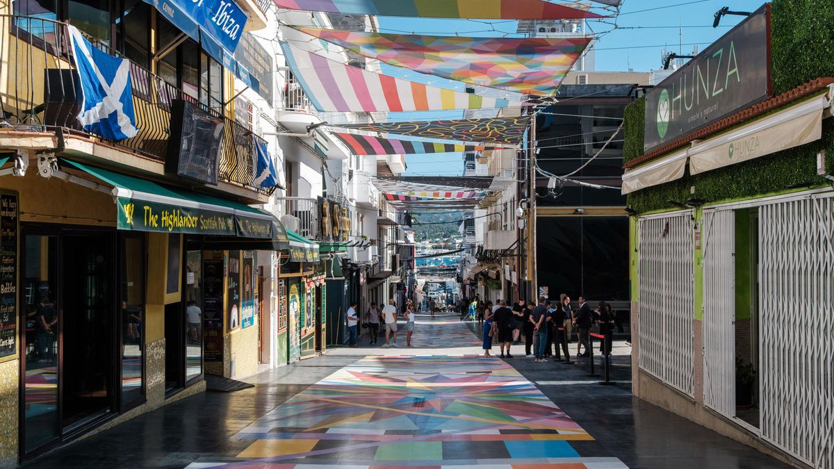 La meca del turismo 'hooligan' de Ibiza no remonta ni con el 'Arcoíris Infinito' de Okuda: “El verano ha sido un desastre"