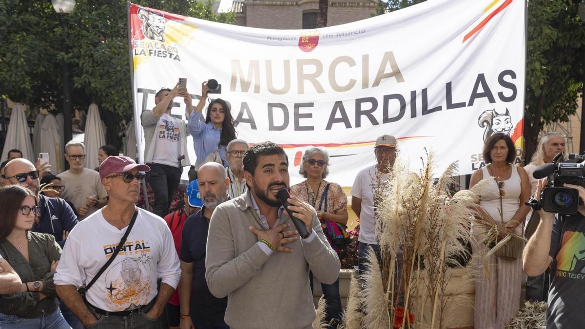 Alvise acude a sus primeras generales rodeado de su ejecutiva y abandonado por sus candidatos de las europeas