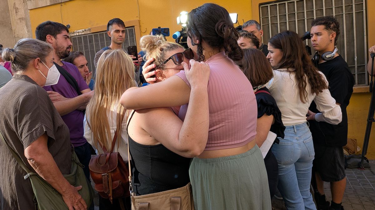 Esmeralda y su hija Iris se abrazan tras conocer la paralización del desahucio
