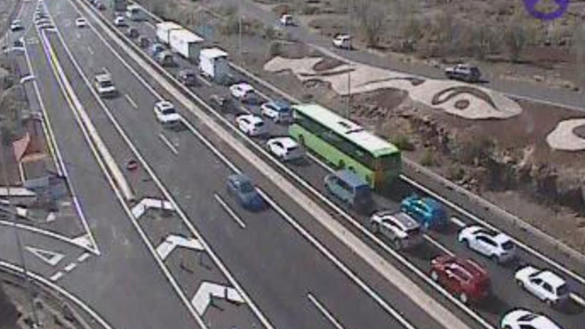 El incendio de un vehículo en la TF-1, a la altura del aeropuerto de Tenerife Sur, provoca retenciones en la vía