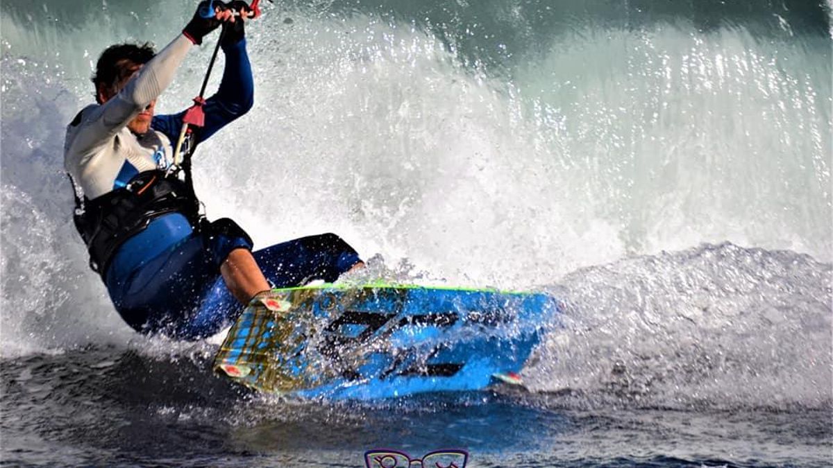 Imagen de la práctica de kitesurf. Foto: MARÍA AZZALIN