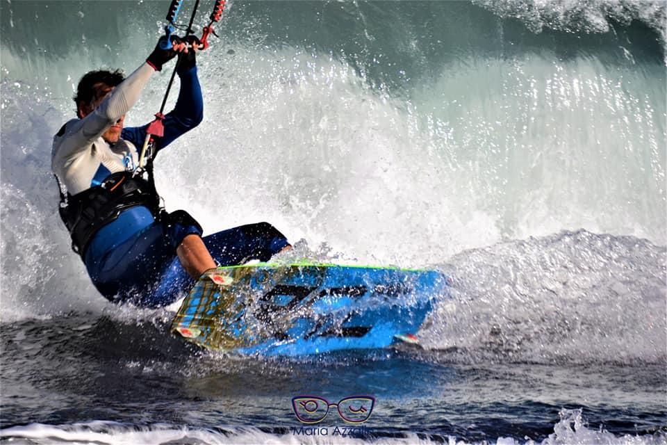 Imagen de la práctica de kitesurf. Foto: MARÍA AZZALIN. Kitesurf Isla Bonita