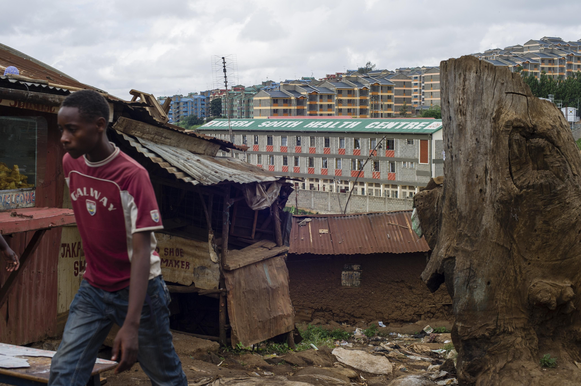 A cinco kilómetros al suroeste del centro de Nairobi, Kibera es un mar de barro y barracas de chapa. Kibera está gravemente superpoblada y sufre una grave falta de sistemas de saneamiento. Fotografía: Phil Moore
