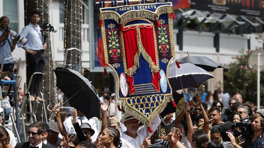 Los brasileños Mendonça Filho y Wagner Moura convierten la alfombra roja en un carnaval