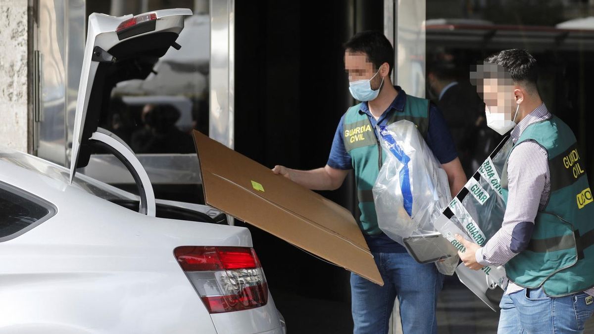 Agents de l'UCO de la Guàrdia Civil durant un dels registres del 'cas Azud'.