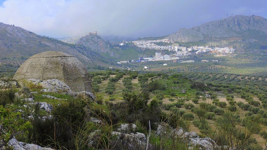 Búnkeres del Alamillo, al fondo Luque y su castillo