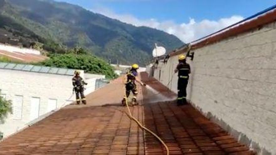 Bomberos de Gran Canaria, limpiando tejados del Hospital de La Palma