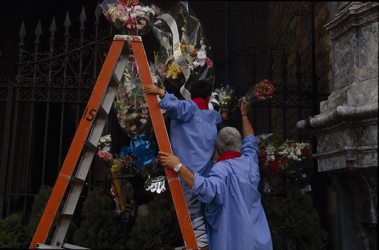 Dos blusas ponen flores a la Virgen Blanca en 2001