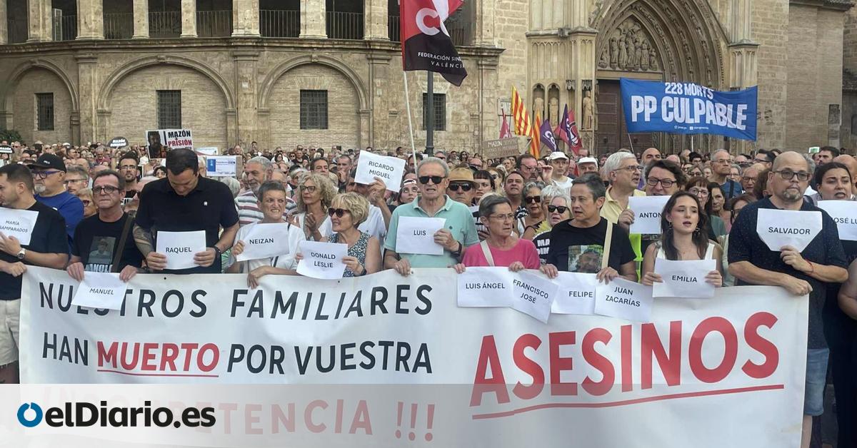 Miles de personas llenan la plaza de la Virgen de València al grito de “¡Mazón dimisión!” por los 10 meses de la dana