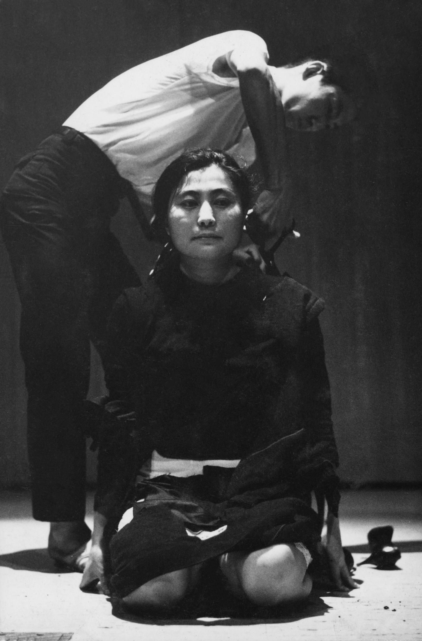 Performance de Yoko Ono.