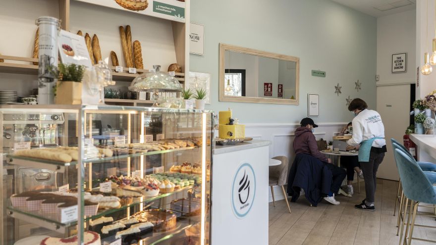 Un camarero atiende a clientes en la pastelería Dolcissime.