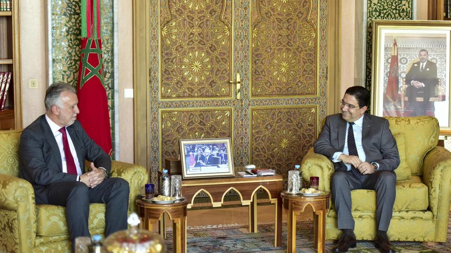 El presidente de Canarias, Ángel Víctor Torres (i), se reúne con el ministro de Exteriores marroquí, Nasser Bourita (d) este miércoles en Rabat