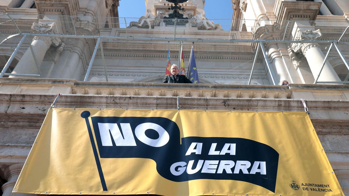 El alcalde de València, Joan Ribó, sobre la pancarta colgada en el balcón del Ayuntamiento.