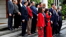 Sánchez y sus ministros posan en Moncloa para la foto de familia del Gobierno