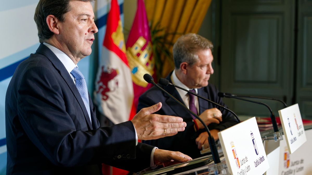 El presidente de la Junta de Castilla y León, Alfonso Fernández Mañueco (i), hace una declaración en presencia del presidente de Castilla-La Mancha, Emiliano García-Page (d), esta semana.