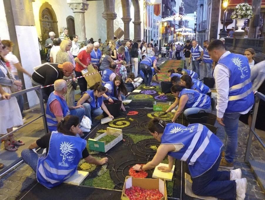 Confección de la alfombra en la Calle Real, frente al Ayuntamiento de Santa Cruz de La Palma. Foto: PLPP