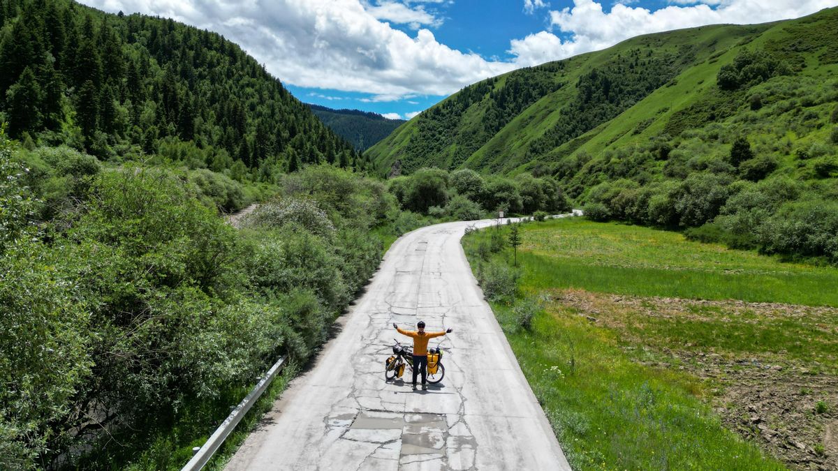 Sara con su bici en algún punto de la región de Zhejiang, China.