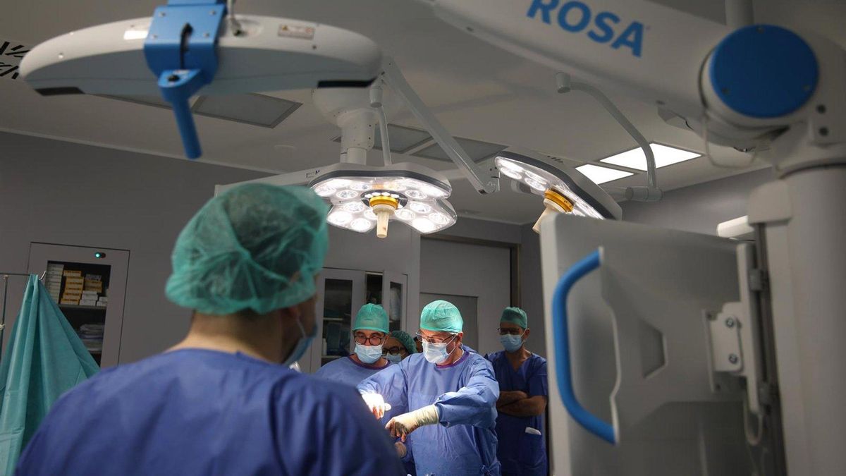 El robot 'ROSA' perfecciona la precisión quirúrgica en cirugía de rodilla y cadera en el Hospital Quirónsalud