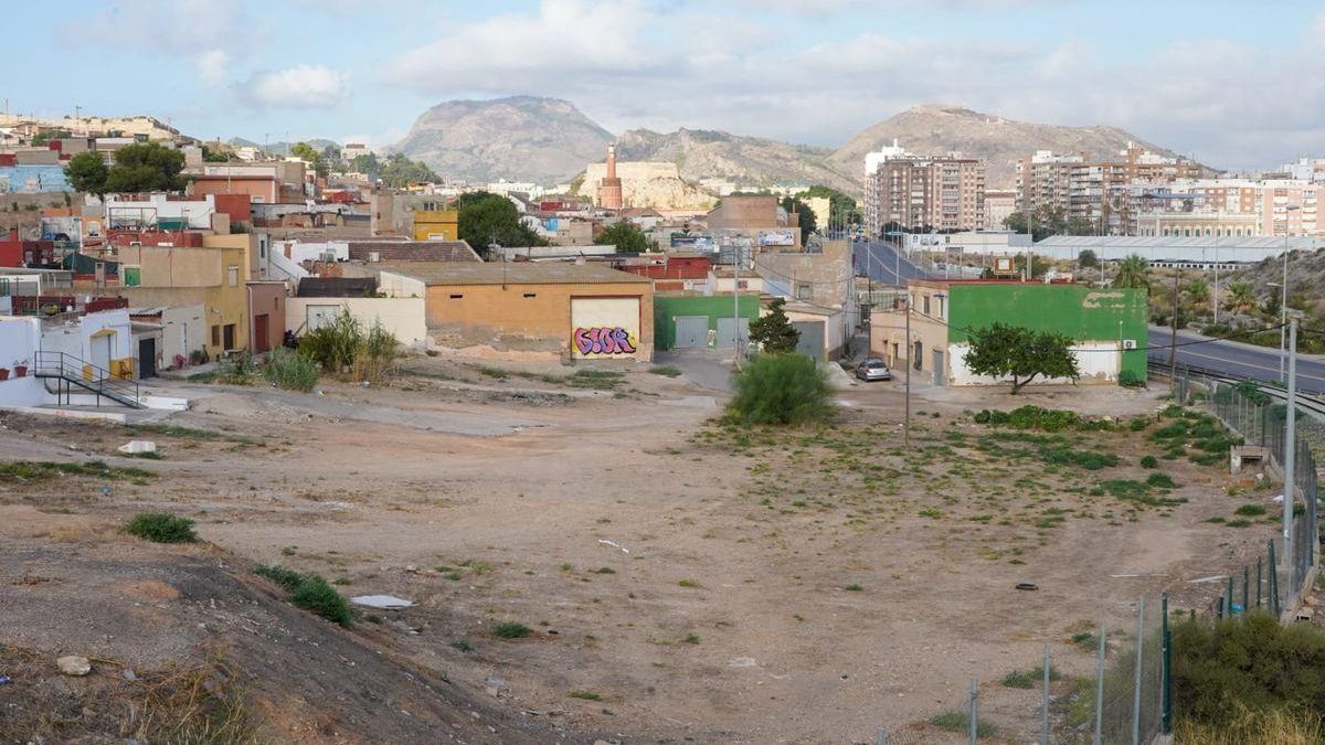 Vista de la polémica parcela municipal contaminada en el barrio cartagenero de Los Mateos.