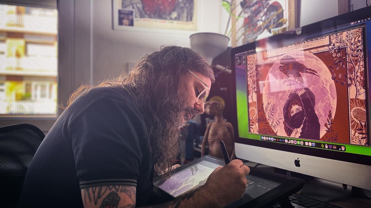 El ilustrador Xavi Forné, en su estudio de diseño, en Badalona