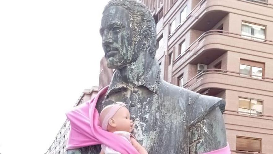 Muñecos de bebés en las estatuas de la Fuente de los Riojanos Ilustres para pedir mejoras en el permiso de paternidad